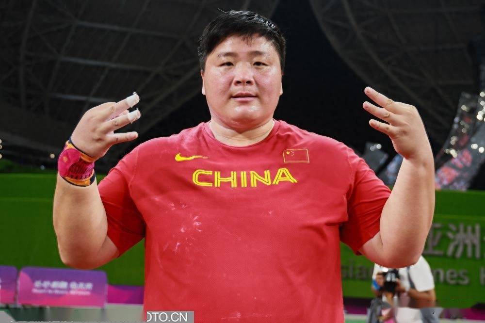 铅球选手突破障碍，豪取银牌！