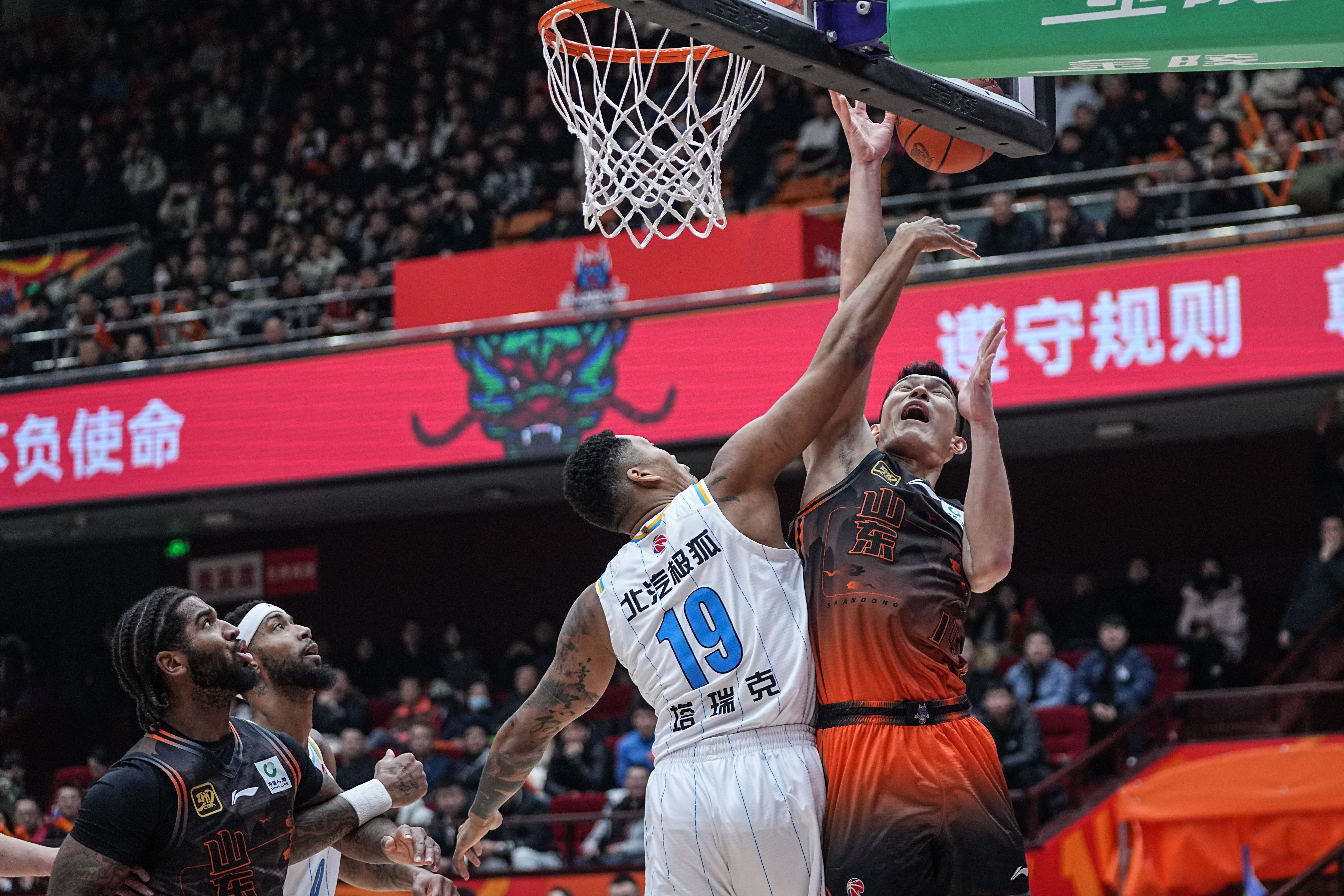 山东队鏖战勇士，詹姆斯关键制胜