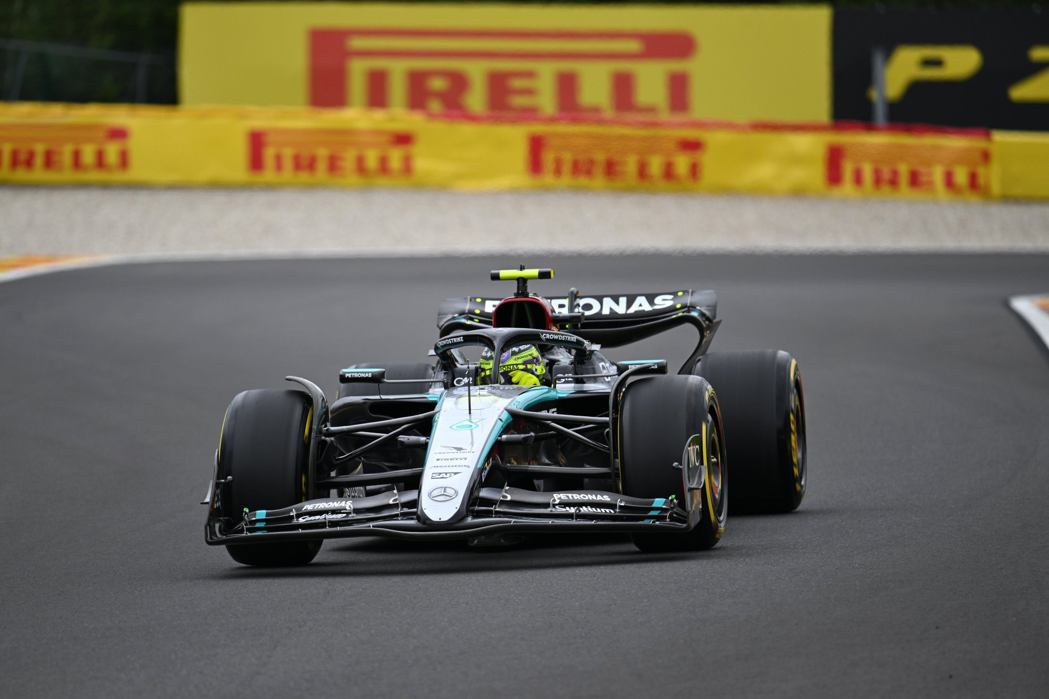 梅赛德斯轻取迈凯伦，佩雷兹高光表现